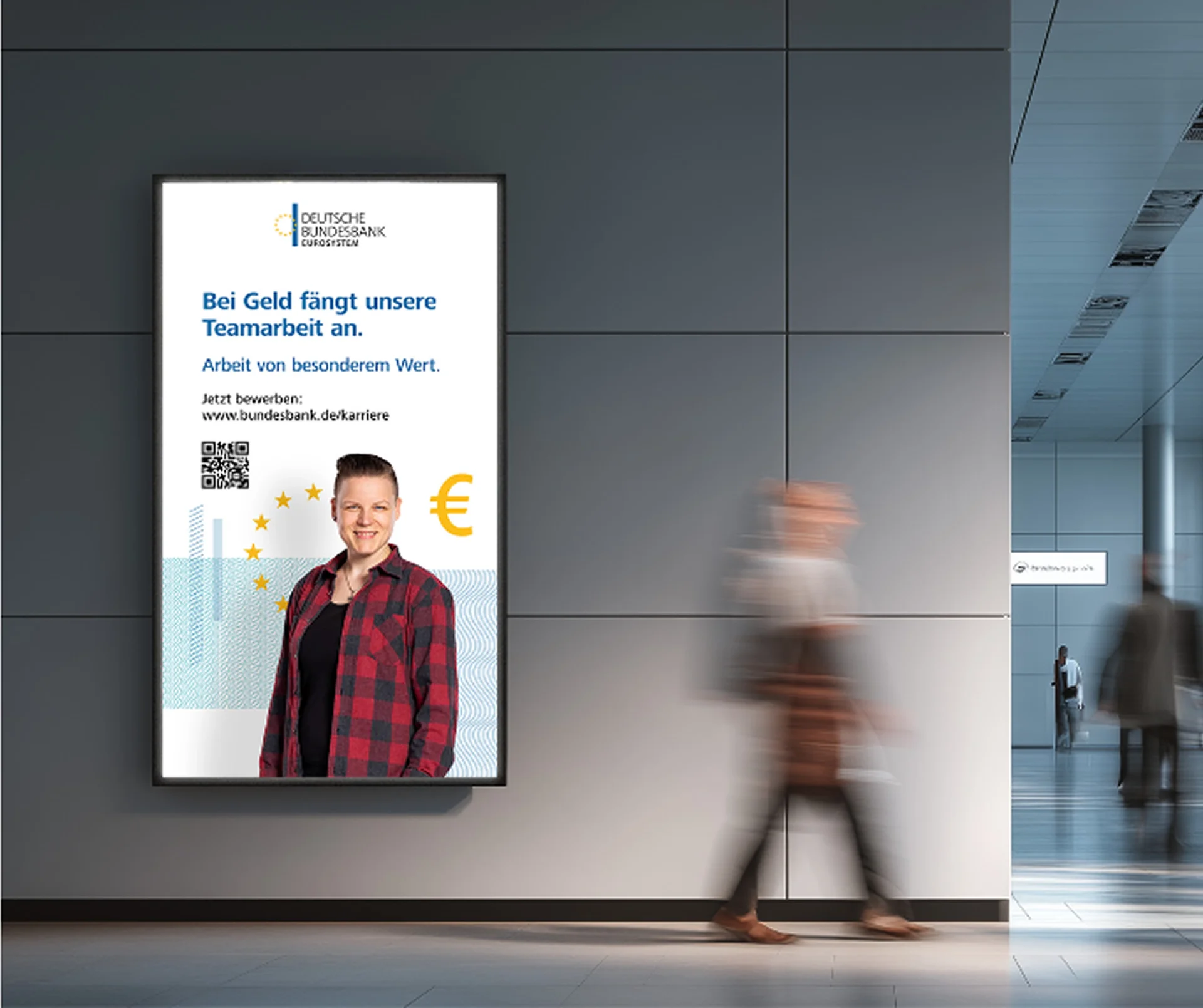 Digitaler Werbescreen der Deutschen Bundesbank mit der Headline „Bei Geld fängt unsere Teamarbeit an.“