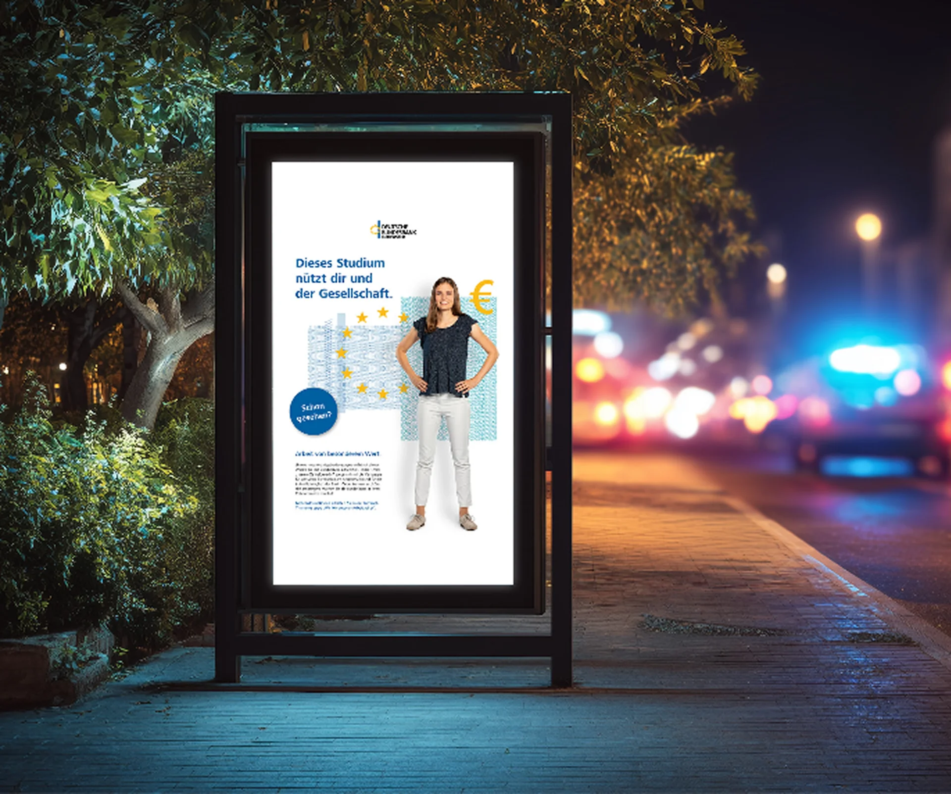City-Light-Plakat der Bundesbank bei Nacht: „Dieses Studium nützt dir und der Gesellschaft“