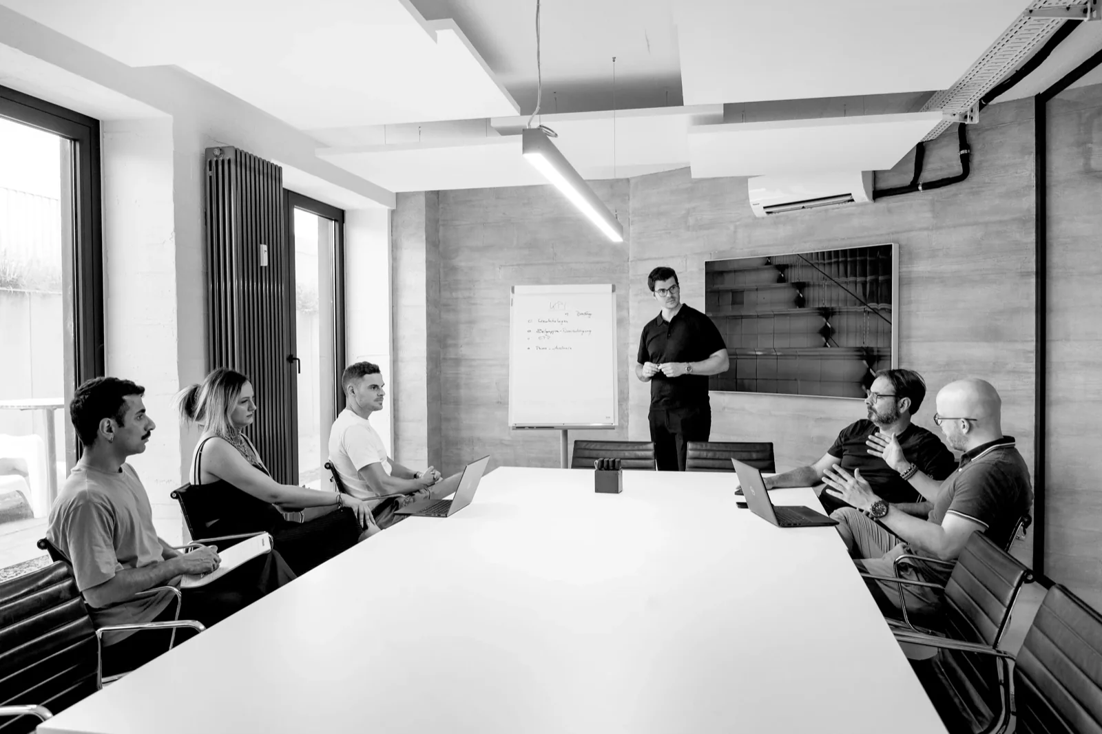 Mitarbeitende arbeiten gemeinsam bei einem Workshop im Büro der GRAPEVINE Frankfurt GmbH in Wiesbaden.
